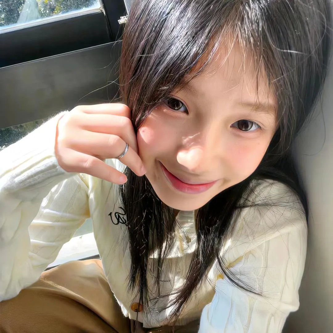 她在这里